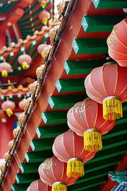 Détail de la corniche avec des lanternes rouges et une peinture rouge et verte, temple Thean Hou, Kuala Lumpur, Malaisie sur The Book of Wandering
