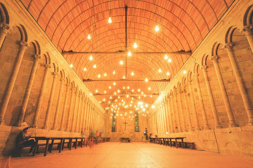 Middeleeuwse zaal met lichtjes in Mont Saint-Michel par Dennis van de Water