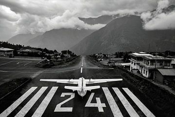 Lukla Airport, Nepal van Tim Vrijlandt