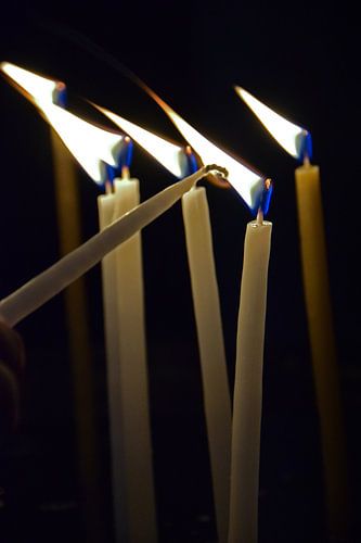 Kaarsje opsteken in de Heilig Grafkerk