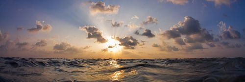 Coucher de soleil dans la mer