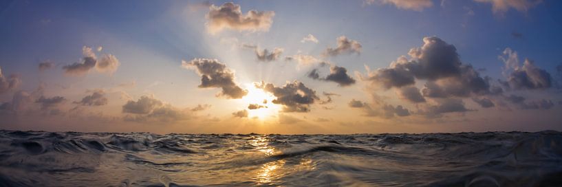 Zonsondergang in de zee van Jan van Kemenade