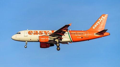 Airbus A319-111 d'EasyJet avec un schéma de couleurs spécial.
