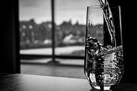 Glas vullen met water