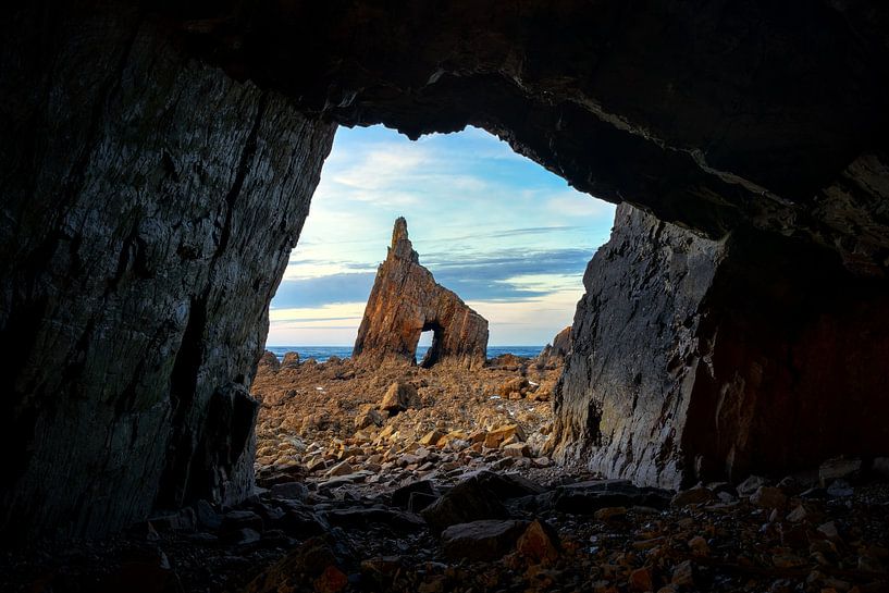 Höhle von Playa de Campiecho von Wojciech Kruczynski