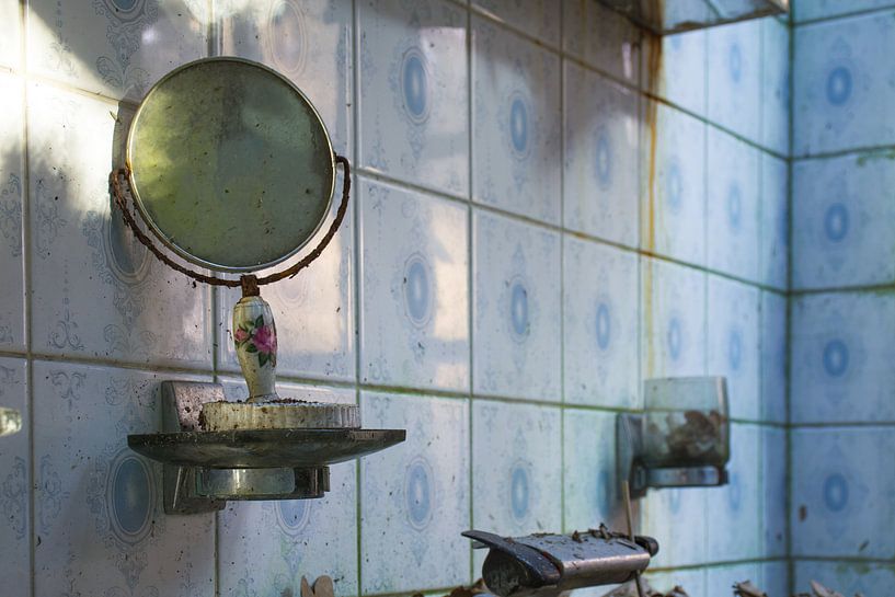 Salle de bain avec miroir de maquillage par Tim Vlielander