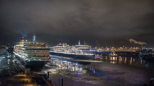 2 Schwesterschiffe gehen auf Kreuzfahrt