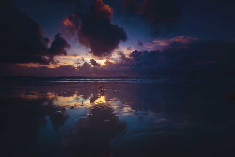 Avondlicht gereflecteerd in de zee van Florian Kunde