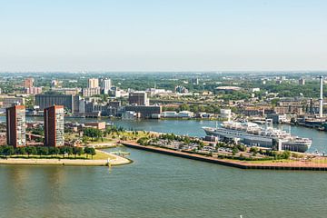 Zicht op Rotterdam vanaf de Euromast. van Brian Morgan