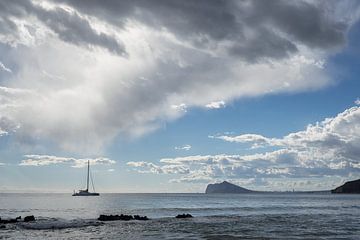 Licht en wolken boven de Middellandse Zee van Adriana Mueller