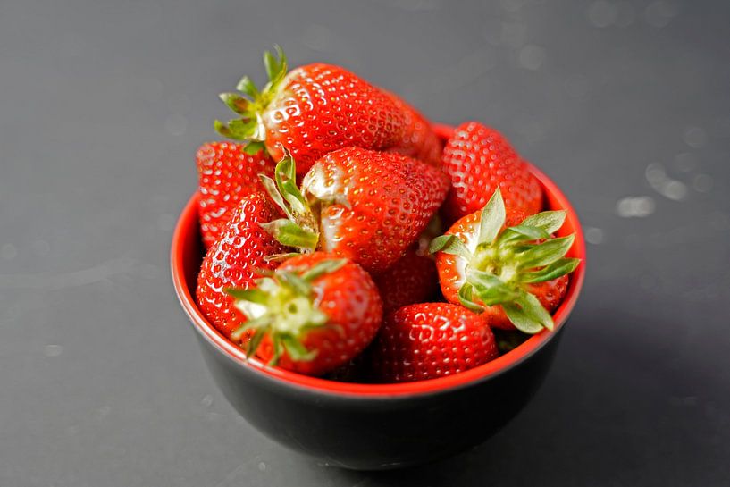 frische Erdbeeren in einer rot-schwarzen Schale von Babetts Bildergalerie