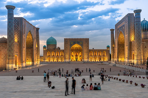 Het Registan in Samarkand bij schemering