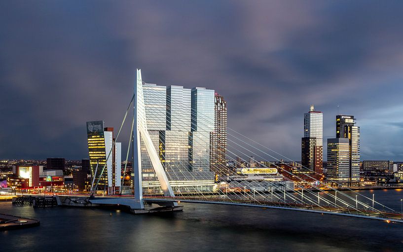 Rotterdam Erasmusbrug bij avond van Leon van der Velden