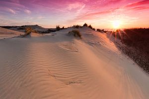 Coucher de soleil dans les dunes intactes du Westduinpark près de Kijkduin (La Haye) sur Rob Kints