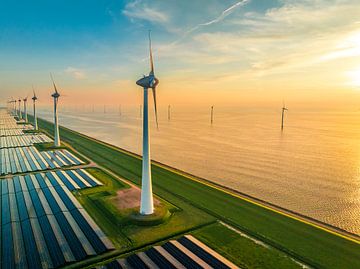 Windkraftanlagen und Sonnenkollektoren am Seeufer von Sjoerd van der Wal Fotografie