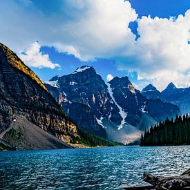 Herrliches Panorama des Moraine-Sees in Kanada. von Kevin Pluk