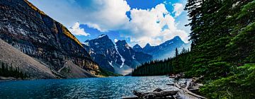 Verschrikkelijk mooie panorama van Moraine lake in Canada. van Kevin Pluk