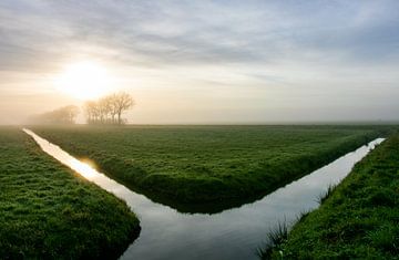 Uitgestrektheid van een  Hollandse polderlandschap tijdens zonsopkomstt van Arthur Puls Photography