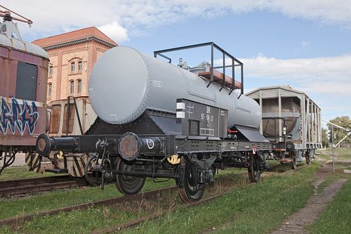 Alter Kesselwagen im Wissenschaftshafen Magdeburg