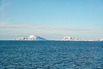 Zonsondergang bij Tromso in de winter met uitzicht op de zee en een paar eilanden van Leo Schindzielorz