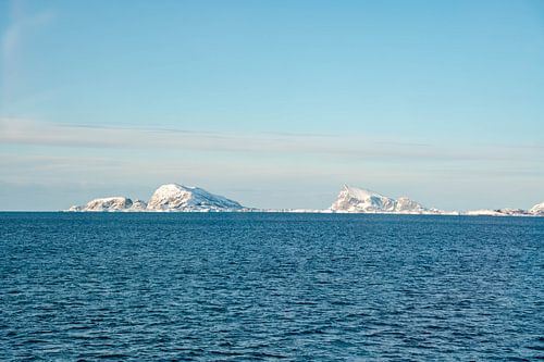 Zonsondergang bij Tromso in de winter met uitzicht op de zee en een paar eilanden