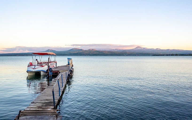 Bateau sur le lac Sevan (Arménie) par Stijn Cleynhens