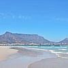 Milnerton Strand en Tafelberg in Kaapstad van Werner Lehmann