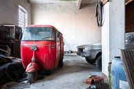 Verlassener Roter Piaggio. von Roman Robroek – Fotos verlassener Gebäude Miniaturansicht