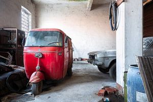 Piaggio rouge abandonné. sur Roman Robroek - Photos de bâtiments abandonnés