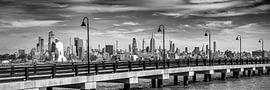 Monochrome Manhattan Skyline vom Hudson River Walkway – Panorama von Melanie Viola
