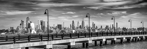 Monochrome skyline van Manhattan vanaf de Hudson River Walkway – Panorama