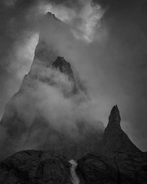 Berge im Nebel von Sven Broeckx