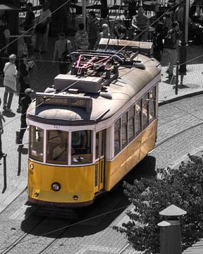 Vintage tram 28 in Lissabon van Lizanne van Spanje