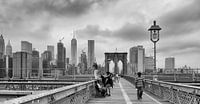 brooklyn bridge and what tourist do to capture the skyline van Carina Meijer ÇaVa Fotografie thumbnail