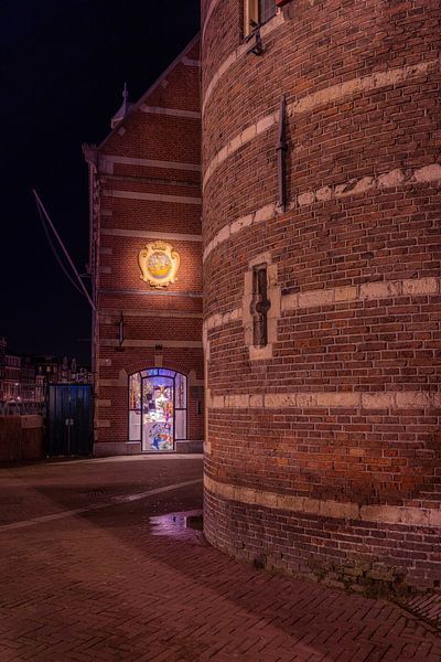 Der Munttoren in Amsterdam mit Geschäften am Abend von Bart Ros