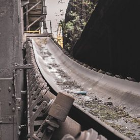 Conveyor belt iron ore by Servaas Hiel