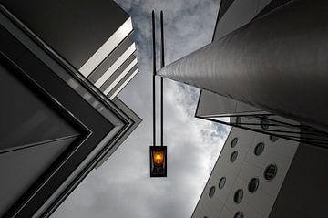 Architectuur met lichtmast van Wim Schuurmans