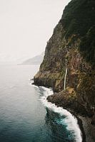 Wasserfall entlang der Felsenküste Seixal Beach Madeira