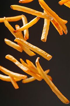 Knapperige frietjes in de lucht van Poster Art Shop