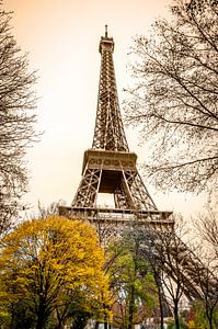 Eiffeltoren Parijs in Sepia van Mark De Rooij
