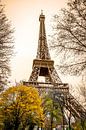 Eiffeltoren Parijs in Sepia van Mark De Rooij thumbnail