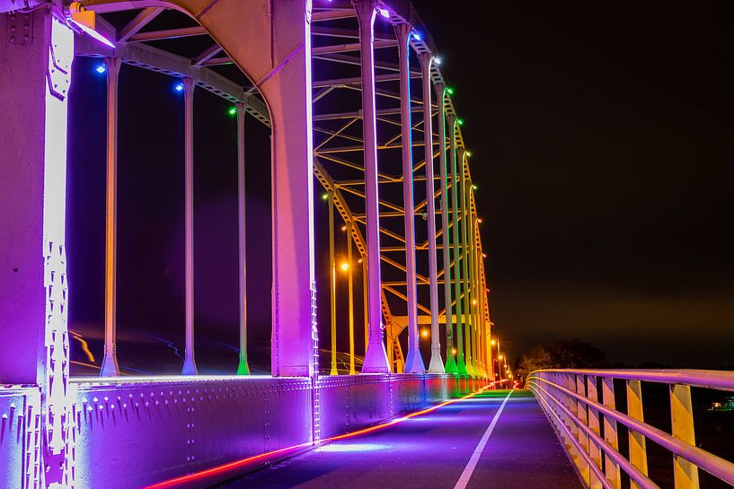 Bunte Wilhelmina-Brücke bei Deventer von VOSbeeld fotografie