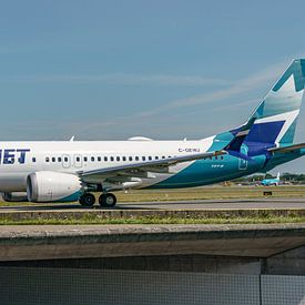 WestJet Boeing 737-8 MAX taxiet richting de Polderbaan. van Jaap van den Berg
