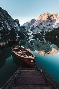 Pragser Wildsee avec bateau en bois sur road to aloha