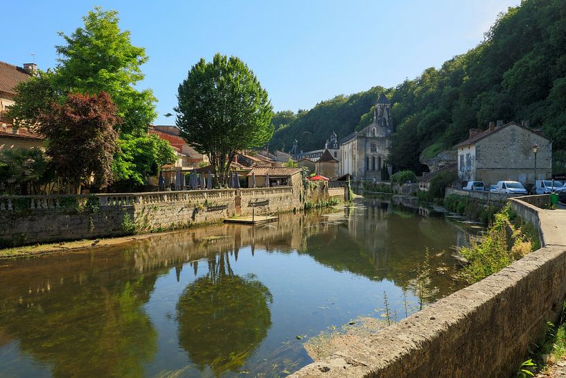 Rivier de Dronne rond stad Brantome, de Bourgogne,  Frankrijk van Joost Adriaanse