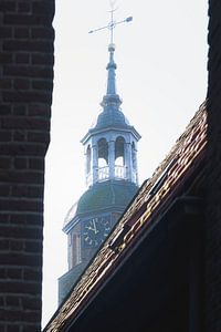 Le clocher de Blokzijl se détache au-dessus des toits ensoleillés de cette ville paisible