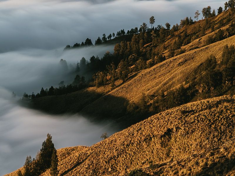 Langzeitbelichtung von Wolken und Bergen mit Blick vom Mount Rinjani in Lombok, Indonesien von Shanti Hesse