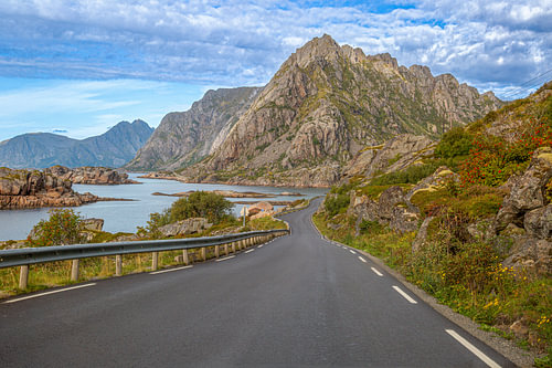 Malerische Küstenstraße Fv816 zum Fischerdorf Henningsvær auf