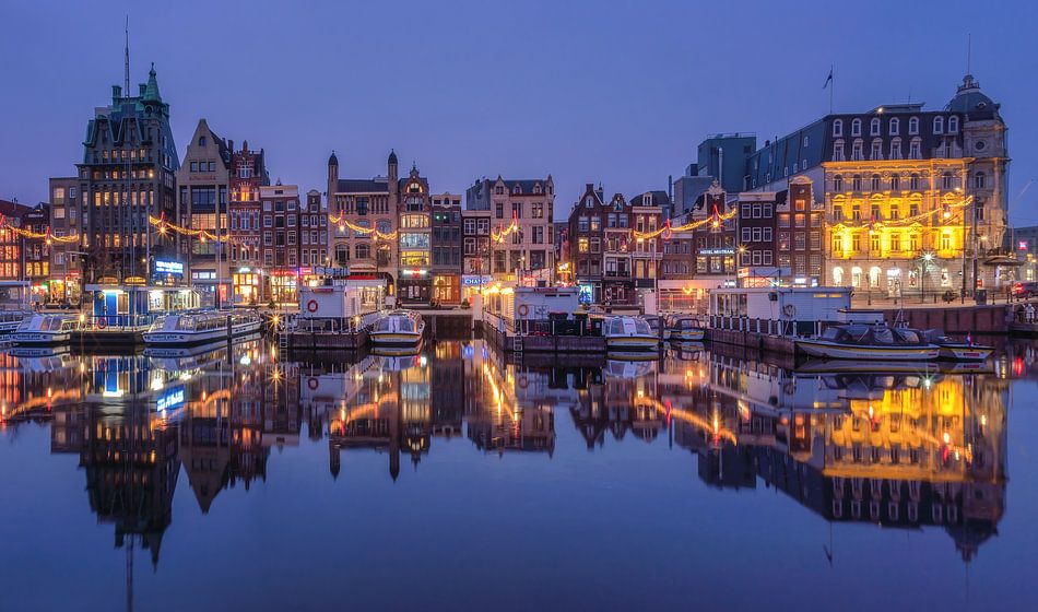 Avondglans aan de Damrak