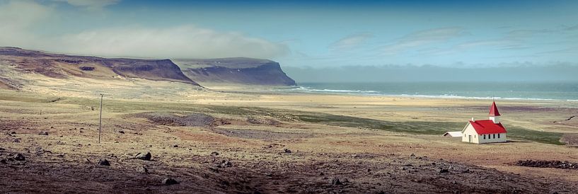 Die kleine Kirche direkt am Strand von Breidavik, Westfjorde, Island von Marcel Bakker